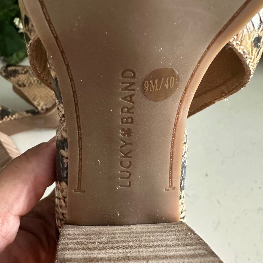 Lucky Brand Womens Snakeskin Textured Peep Toe Block Heel Sandals Size 9M - Picture 5 of 8